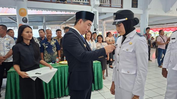 LANTIK - Bupati Sangihe, Michael Thungari, melantik dan mengambil sumpah Penjabat Kapitalaung di lingkungan Pemkab Sangihe dalam sebuah upacara yang berlangsung di Pendopo Rumah Jabatan Bupati Kepulauan Sangihe, Kamis (13/8/2026). Amanah untuk memimpin pemerintahan kampung hingga terpilihnya kapitalaung definitif.