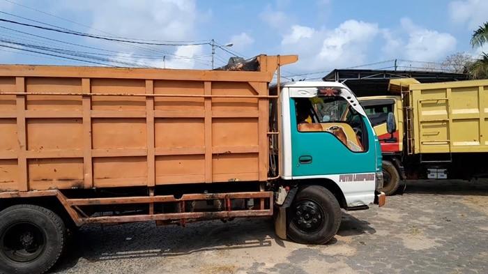 DIHUBUNGI POLISI - Yadi (47), sopir truk asal Desa Lenggang, Kecamatan Gantung, bersiap mengemudikan truknya meninggalkan Mapolres Belitung Timur, Desa Padang, Manggar, Kamis (13/8/2026) siang. Yadi yang dihubungi polisi saat antre BBM merelakan pekerjaan angkut kaolin demi membantu membawa sekitar 150 karung pasir timah barang bukti penindakan Bareskrim Polri menuju Tanjungpandan.