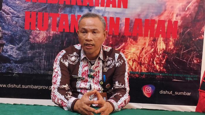 KABUT ASAP- Kepala Dinas Kehutanan Provinsi Sumatera Barat Ferdinal Asmin saat diwawancarai terkait kabut asap dan potensi kebakaran hutan dan lahan (karhutla) di Sumbar di Kantor Dinas Kehutanan Sumbar, Kamis (13/8/2026).