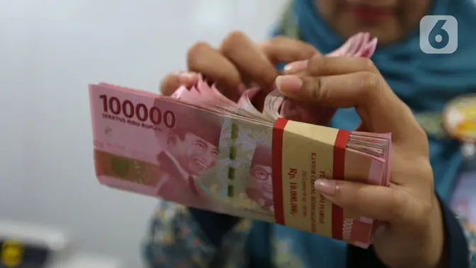 Teller menghitung mata uang rupiah di bank, Jakarta. Nilai tukar rupiah hari ini bergerak datar di 17.877 per dolar AS pada penutupan perdagangan Kamis (13/8/2026). (Liputan6.com/Angga Yuniar)