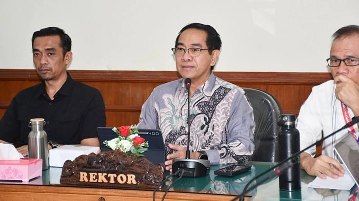 REKTORAT UNSRAT - Plt Rektor Unsrat Manado Prof. Jamaluddin Jompa langsung bekerja di hari pertamanya memimpin, Rabu (5/8/2026). Ia menggelar rapat dengan para wakil rektor. Prof. Jamaluddin Jompa mendapatkan tujuh tugas dari Menteri Pendidikan Tinggi, Sains, dan Teknologi setelah resmi emban jabatan Plt Unsrat Manado.