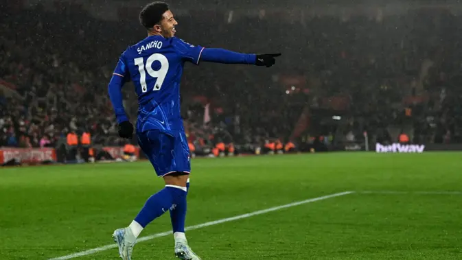 Jadon Sancho Gelandang Chelsea asal Inggris bernomor punggung 19, Jadon Sancho, merayakan gol kelima timnya selama pertandingan Liga Primer Inggris antara Southampton dan Chelsea di Stadion St Mary di Southampton, Inggris selatan, pada tanggal 4 Desember 2024. (Glyn KIRK/AFP)