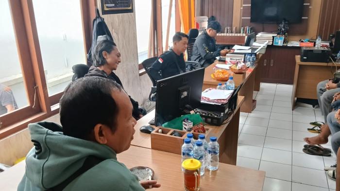 Penyidik Polsek Baturiti saat melakukan pemeriksaan sejumlah saksi terkait kasus pengeroyokan terduga pelaku pencurian pada Minggu 26 Juli 2026. Kasus Tewasnya Terduga Pencuri Ayam Dalam Penyelidikan, Polsek Baturiti Dalami 2 Perkara Sekaligus