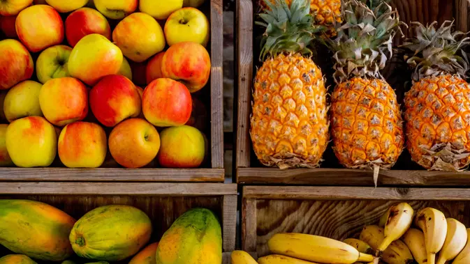 Ilustrasi buah nanas, pisang, pepaya, dan apel (foto: Pexels/Magda Ehlers)