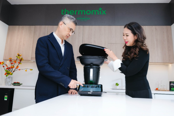 Trang Do (R), General Manager of Vorwerk Vietnam. Photo courtesy of the company