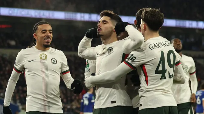 Cardiff City vs Chelsea Gelandang Chelsea, Pedro Neto, merayakan gol yang dicetaknya ke gawang Cardiff City dalam laga perempat final Carabao Cup 2025/2026 di Cardiff City Stadium, Rabu (17/12/2025) dini hari WIB. Chelsea menang 3-1 dalam laga ini dan lolos ke semifinal. (Adrian Dennis / AFP)