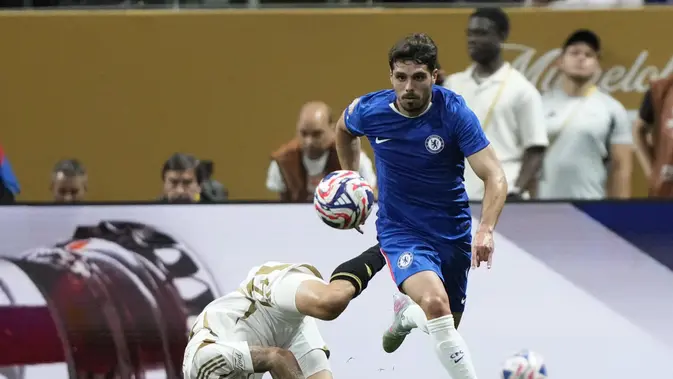 chelsea vs lafc Pedro Neto (Chelsea) dan Ryan Hollingshead (Los Angeles FC) berebut bola dalam laga Club World Cup Grup D di Atlanta (AP Photo/Brynn Anderson)