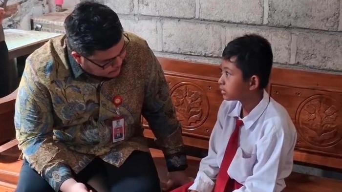 HADIAH SEPEDA LISTRIK - Bupati Kediri Hanindhito Himawan Pramana berdialog dengan Marvel saat mendatangi rumah Kumala di Desa Ngancar, Kecamatan Ngancar, Kabupaten Kediri, Kamis (13/8/2026). Permintaan Marvel untuk punya sepeda listrik langsung dipenuhi mas Bupati