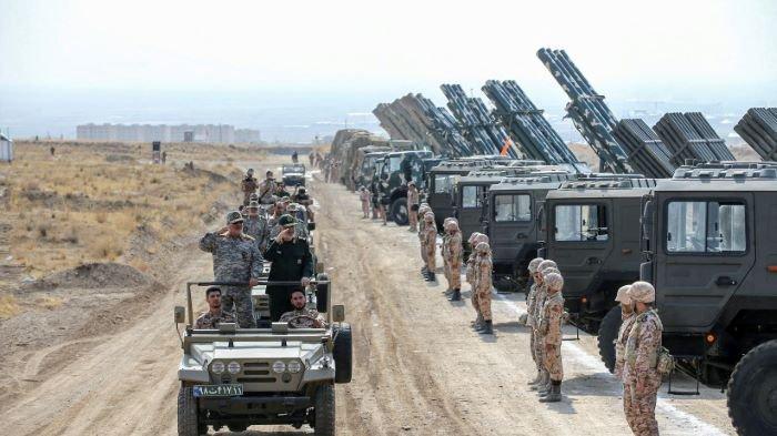 Panglima Tertinggi Korps Garda Revolusi Iran (IRGC) Mayor Jenderal Hossein Salami meninjau peralatan militer selama latihan militer pasukan darat IRGC di wilayah Aras, provinsi Azerbaijan Timur, Iran, 17 Oktober 2022.