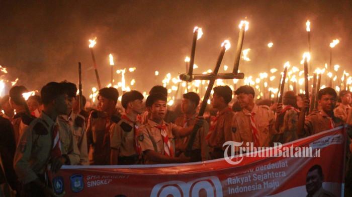 PAWAI OBOR - Semarak HUT ke 80 RI, dengan pawai obor malam Taptu yang digelar di Dabo Singkep, Kabupaten Lingga, Provinsi Kepulauan Riau, Sabtu (16/8/2025).