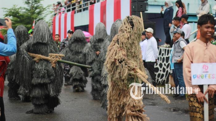 KARNAVAL HUT RI - Atribut ala Pasukan Hantu Rimba Kopasus, digunakan beberapa sekolah dalam pawai Karnaval semarak HUT ke 80 RI, di Dabo Singkep, Kabupaten Lingga, Provinsi Kepri, Senin (18/8/2025).