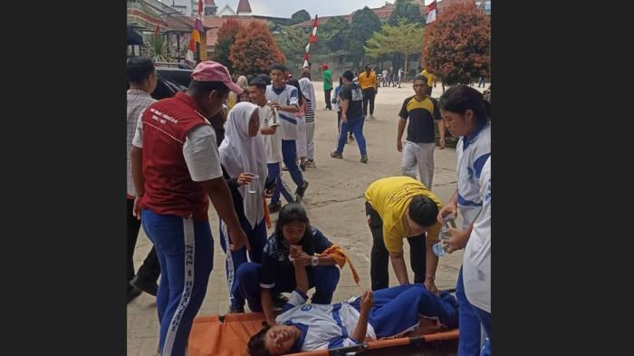 DIDUGA KERACUNAN MBG - Kondisi IGD RS Efarina Berastagi yang dipenuhi puluhan pelajar yang diduga keracunan MBG, Kamis (13/8/2026). Puluhan pelajar yang menjadi korban keracunan, berasal dari SMAN 1 Berastagi dan Perguruan Bersama Berastagi.