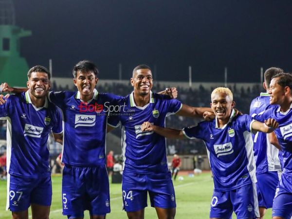 Uilliam Barros sedang melakukan selebrasi seusai mencetak gol dalam laga babak penyisihan grup A Piala Presiden 2026 antara Persib Bandung versus Arema FC di Stadion Si Jalak Harupat, Bandung, Jawa Barat, Sabtu (25/7/2026).
