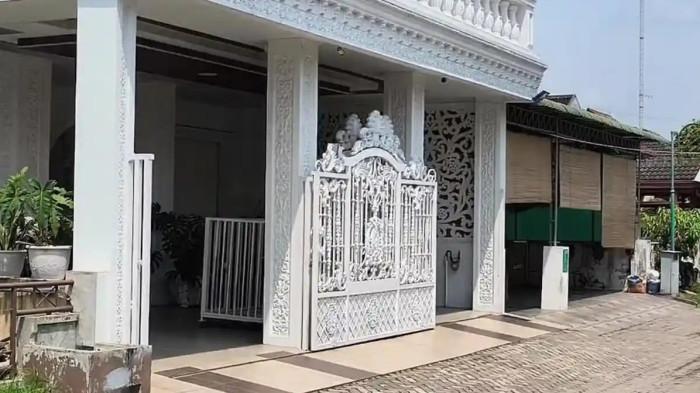 PENEMBAKAN - Suasana rumah berwarna putih berlantai dua ini dihuni pemilik rumah, terdapat seorang wanita tewas diduga bunuh diri dilantai dua, sedangkan menuju ke lantai dua, terdapat garis polisi, Senin (3/8/2026).