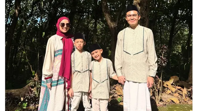 Outfit gamis ala Tya Ariestya, cocok untuk wanita usia 30-an akhir. (sumber: Instagram/tya_ariestya)