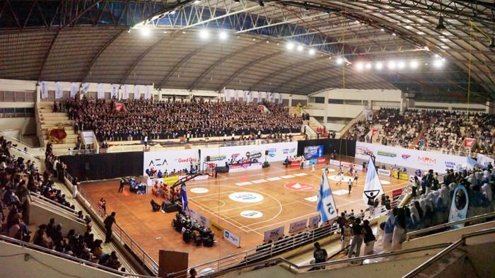 SUASANA OPENING : Suasana opening Honda DBL with Kopi Good Day 2026 East Java-South di GOR Ken Arok. Ribuan suporter memenuhi tribun.
