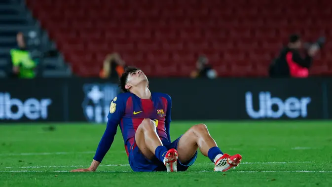 Pemain Barcelona, Marc Bernal, tampak lesu setelah laga melawan Atletico Madrid pada leg kedua Copa del Rey 2025/2026 di Stadion Camp Nou, Rabu (04/03/2026). (AP Photo/Joan Monfort)