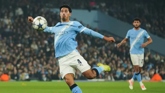 Aksi Tijjani Reijnders dalam laga Liga Champions antara Manchester City vs Borussia Dortmund, Kamis (6/11/2025). (AP Photo/Ian Hodgson)