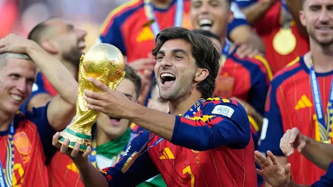 Pemain Spanyol Ferran Torres merayakan kemenangannya dengan trofi setelah memenangkan pertandingan final Piala Dunia sepak bola antara Spanyol dan Argentina di East Rutherford, N.J., dekat New York, Minggu, 19 Juli 2026. (AP Photo/Ashley Landis)