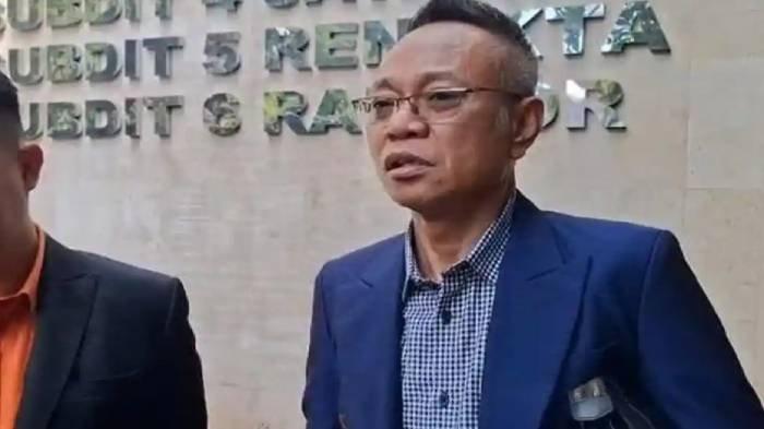 SINDIR - Sekjen Peradi Bersatu Ade Darmawan saat di Mapolda Metro Jaya, Rabu (3/9/2025). Ade melontarkan sindiran menohok kepada kubu Roy Suryo.