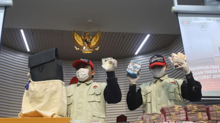 KORUPSI BEA CUKAI - Komisi Pemberantasan Korupsi (KPK) menetapkan enam orang sebagai tersangka kasus dugaan korupsi terkait importasi barang di Direktorat Jenderal Bea Cukai (DJBC). KPK juga menyita sejumlah barang bukti dari beberapa lokasi yang terkait, mulai dari uang tunai hingga jam tangan mewah. Total nilai barang bukti yang disita mencapai Rp 40,5 miliar. 