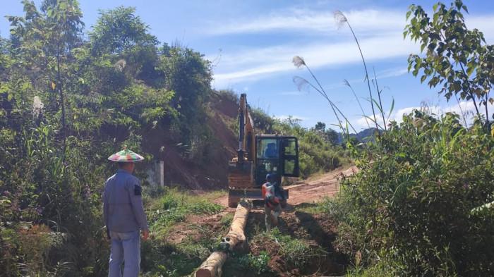 PEMULIHAN - Proses pemulihan darurat jalan pascabencana tanah longsor di Kecamatan Krayan Selatan, Kabupaten Nunukan, Kamis (13/8/2026). Sejumlah alat berat dikerahkan dari dua arah untuk memperbaiki titik jalan dan jembatan yang rusak.(TribunKaltara.com/Istimewa-BPBD Nunukan).