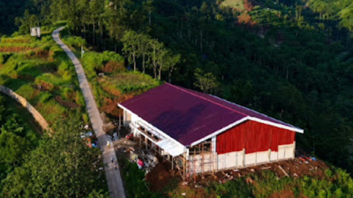 KOPDES MERAH PUTIH - Dinas Koperasi dan UKM Jawa Tengah mengusulkan Kopdes Merah Putih di Desa Kediten, Kendal, dikembangkan menjadi destinasi wisata karena berada di lereng Gunung Prau pada ketinggian sekitar 1.385 mdpl dan dikenal sebagai koperasi“di atas awan.