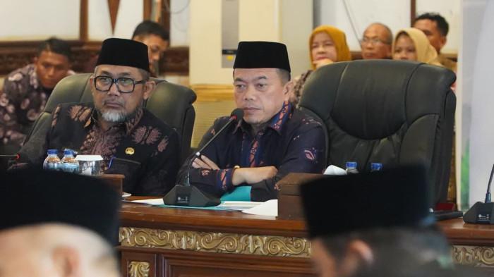PELEBARAN JALAN - Gubernur Jambi, Al Haris, menyebut jalan di kawasan Mendalo, Muaro Jambi, segera dilebarkan menjadi 40 meter. Ia meminta Pemkab Muaro Jambi segera turun untuk melakukan pemetaan.