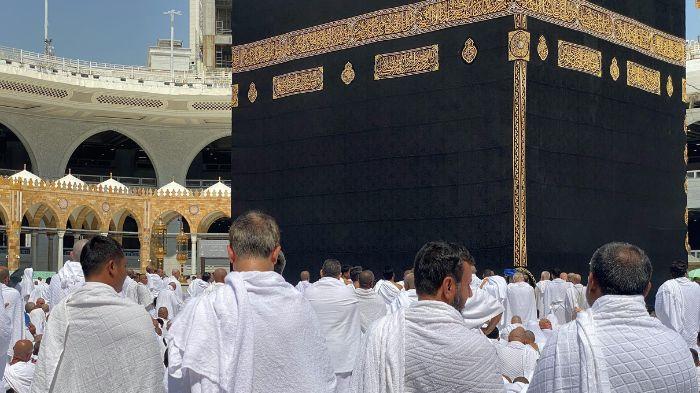 KASUS PENELANTARAN - Momen jemaah lagi depan Kabah, Mekkah, Arab Saudi. Kasus dugaan penelantaran dan kegagalan keberangkatan jemaah umrah di Indonesia, termasuk dari Provinsi Jambi kembali mencoreng industri penyelenggara ibadah Tanah Suci.