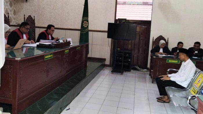 SIDANG PUTUSAN - Terdakwa Waldi Adiyat saat menjalani sidang putusan di Pengadilan Negeri Muara Bungo beberapa waktu lalu. Kini, Pengadilan Tinggi Jambi tetap menghukumnya dengan pidana penjara seumur hidup dalam perkara pembunuhan.