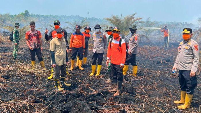 KEBAKARAN LAHAN - Tim gabungan padamkan api karhutla di Sungai Gelam, Muaro Jambi. Kebakaran hutan dan lahan atau karhutla yang melanda kawasan Sungai Gelam, Kabupaten Muaro Jambi, Provinsi Jambi terus meluas dan saat ini mencapai 200 hektar. 