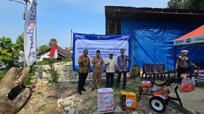 SERAHKAN BANTUAN - Pemimpin Cabang BRI Tarakan, Arief Budhiman, menyerahkan bantuan sarana dan prasarana usaha kepada dua kelompok penerima manfaat berlokasi di Kelurahan Pamusian, Jalan Danau Jempang Kota Tarakan, Selasa (11/8/2026).  Dua kelompok yang mendapatkan bantuan tersebut yakni Klaster Usaha KWT Denandu Hibot dan Klaster Usaha Kelompok Tani Usaha Bangkit. DOKUMENTASI HUMAS BRI CABANG TARAKAN
