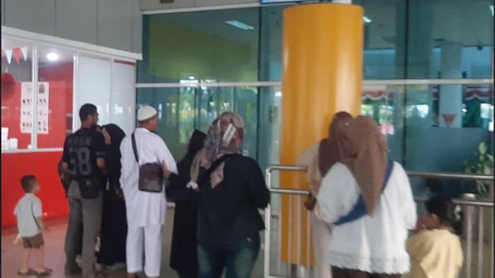 TRAVEL - Belasan jemaah umrah dari Travel Gema Talbia memilih kembali ke Jambi setelah terkatung selama dua hari di Jakarta, Kamis (6/8/2026). Diduga visa umroh belum keluar