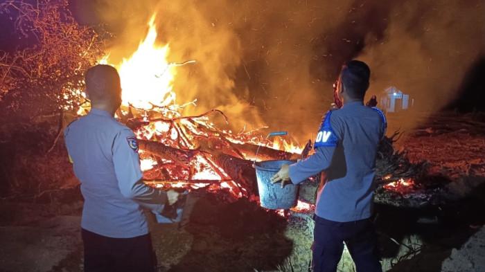 20260814 Anggota polisi saat memadamkan karhutla