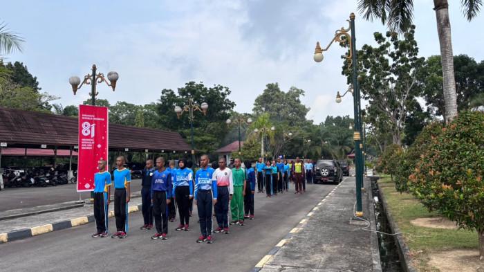 PASKIBRAKA - Anggota Paskibraka Kabupaten Nunukan mengikuti latihan baris-berbaris dalam rangka persiapan upacara HUT ke-81 Kemerdekaan RI, Jumat (14/8/2026).(TribunKaltara.com/Fatimah Majid).