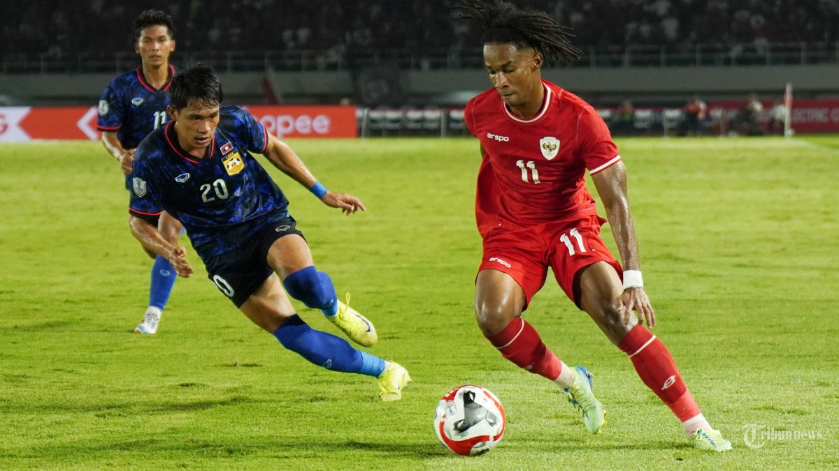 Pesepak bola Timnas Indonesia, Ronaldo Kwateh (kanan) menggiring bola saat melawan Laos pada ajang Piala AFF 2024 di Stadion Manahan, Solo, Kamis (12/12/2024) malam. Timnas Indonesia ditahan imbang Laos dengan skor 3-3 dan diwarnai dengan kartu merah Marselino Ferdinan. Tribun Solo/Muhammad Nursina