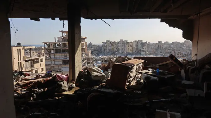 Interior bangunan tempat tinggal yang rusak terlihat setelah serangan Israel di Kota Gaza pada Kamis 4 Juni 2026. (Omar AL-QATTAA/AFP)