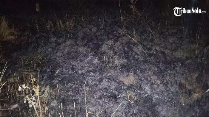 TERBAKAR - Kondisi lokasi kebakaran yang masi terlihat bekas bakaran di RT 1, RW 10, Dusun/Desa Klodran, Kecamatan Colomadu, Kabupaten Karanganyar, Kamis (13/8/2026) malam. Dua bocah diduga sengaja membakar semak-semak di dekat gerbang Tol Klodran, Dusun/Desa Klodran, Kecamatan Colomadu, Kabupaten Karanganyar, Selasa (11/8/2026) sore.