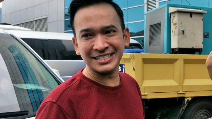 BUKA TABIAT MANTAN ISTRI -- Ruben Onsu usai membawakan acara di Gedung Trans TV, Jakarta Selatan, Senin (6/1/2020). Ruben menilai Sarwendah berwatak keras, sering menekan terkait nafkah anak, serta selalu ingin kemauannya dituruti.