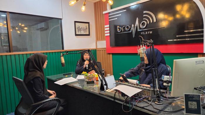Petugas Bea Cukai saat menghadiri acara Talkshow di Radio Bromo FM, Rabu (12/8/2026).