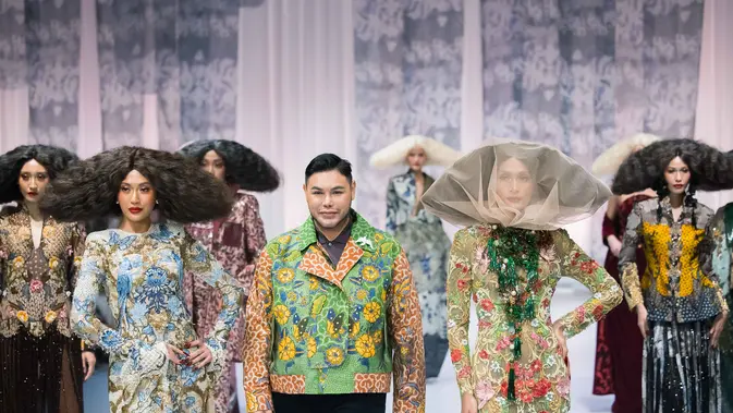 Koleksi Sekar Jagat karya Ivan Gunawan membuktikan bahwa batik bisa tampil dramatis, modern, tanpa kehilangan identitas budayanya. (Foto/Dok: Ivan Gunawan)