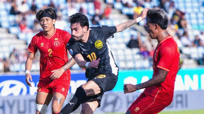 BERDUEL - Aksi pemain naturalisasi Malaysia asal Brasil, Endrick (tengah), berduel dengan para pemain Myanmar pada laga perdana Grup B Piala AFF 2026 di Stadion Thuwunna, Yangoon, Sabtu (25/7/2026) malam WIB.