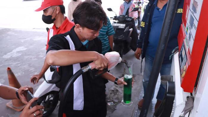 MESIN MBREBET - Pengecekan BBM Pertalite di SPBU Gresik, pasca keluhan sejumlah pengendara motor yang mesinnya mbrebet usai diisi Pertalite.