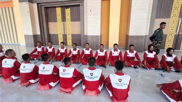 BERI PENGARAHAN - Pelatih Capaskibraka 2026 Kota Tarakan memberikan pengarahan kepada seluruh peserta di hari terakhir latihan, Jumat (14/8/2026). TRIBUNKALTARA.COM/ANDI PAUSIAH