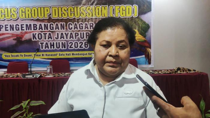 PENDIDIKAN KOTA JAYAPURA - Kepala Bidang Kebudayaan Dinas Pendidikan dan Kebudayaan Kota Jayapura, Grace Linda Yoku, saat memberikan keterangan dalam kegiatan FGD Pengembangan Cagar Budaya Kota Jayapura Tahun 2026 di salah satu hotel di Kota Jayapura, Rabu (12/8/2026).