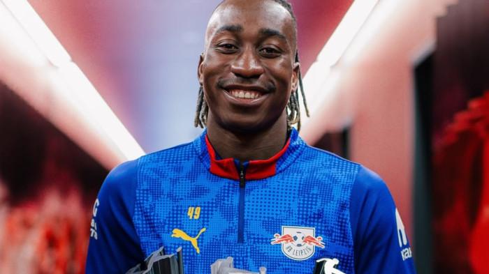 TERSENYUM - Senyum Yan Diomande usai dapat penghargaan individu saat masih bersama RB Leipzig.