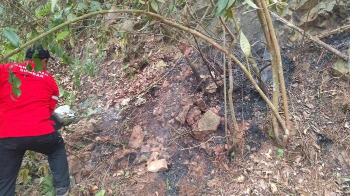 KEBAKARAN HUTAN- Tim gabungan melakukan pemadaman kebakaran hutan dan lahan (karhutla) di kawasan Bukit Solok Bio-Bio, Harau, Limapuluh Kota, Kamis (13/8/2026). Proses pemadaman terkendala medan tebing dan lokasi yang jauh dari sumber air.