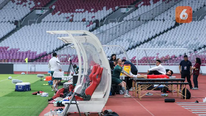Pemain Timnas Indonesia, Calvin Verdonk dan Marselino Ferdinan tengah mendapatkan perawatan saat latihan resmi menjelang laga FIFA Matchday melawan Oman di Stadion Utama Gelora Bung Karno (SUGBK), Senayan, Jakarta, Kamis (04/06/2026) WIB. (Bola.com/Bagaskara Lazuardi)