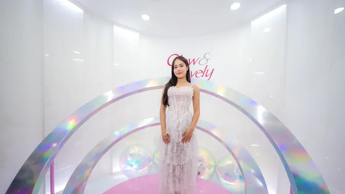 Aktris Nicole Rossi selaku Brand Ambassador Glow & Lovely saat konferensi pers Glass Maze 2.0 peluncuran GlassBright Ultra Light Range di Main Atrium Kota Kasablanka, Jakarta (11/8/2026). (dok. Glow & Lovely)