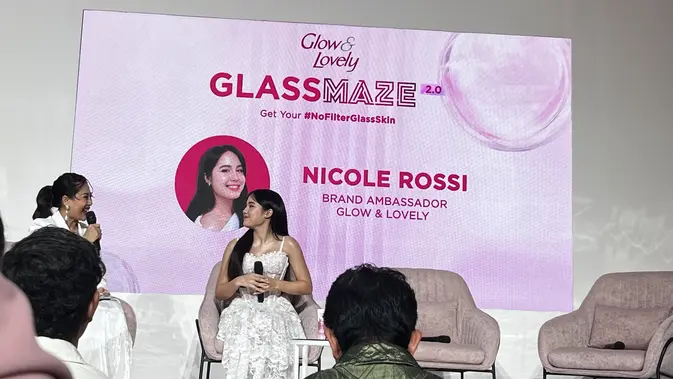 Aktris Nicole Rossi selaku Brand Ambassador Glow & Lovely saat konferensi pers Glass Maze 2.0 peluncuran GlassBright Ultra Light Range di Main Atrium Kota Kasablanka, Jakarta (11/8/2026). (dok. Glow & Lovely)